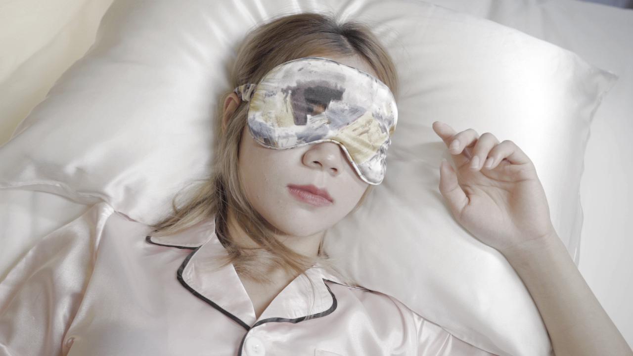 Luxury rayon silk  Sleep Mask,Soft Sleeping Eye Cover Full Night Blackout Blindfold with Adjustable Elastic band 主图 (1)